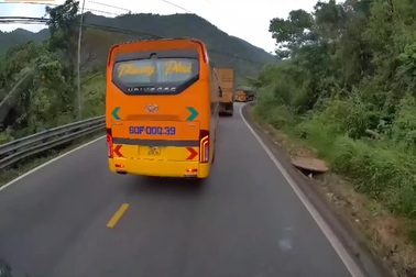 Xe tải, xe khách bất chấp nguy hiểm vượt ẩu trên đường đèo khúc khủyu