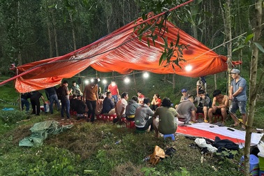 50 cảnh sát lật tẩy bí mật trong căn chòi giữa rừng keo