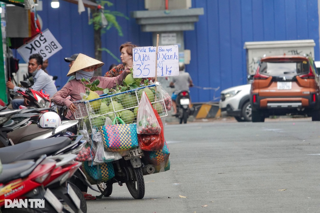 Vừa nghe đề án thu phí vỉa hè, tiểu thương hét lớn: Chắc tôi trốn luôn - 2 Vừa nghe đề án thu phí vỉa hè, tiểu thương hét lớn: Chắc tôi trốn luôn - 2