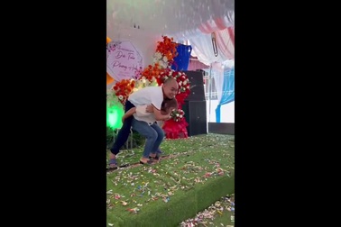 Vợ 43kg cõng chồng 70kg suốt 7 năm: Nguyện suốt đời làm đôi chân cho chồng