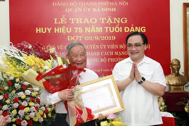 Bí thư Thành ủy Hà Nội trao tặng huy hiệu 75 năm tuổi Đảng cho ông Vũ Oanh