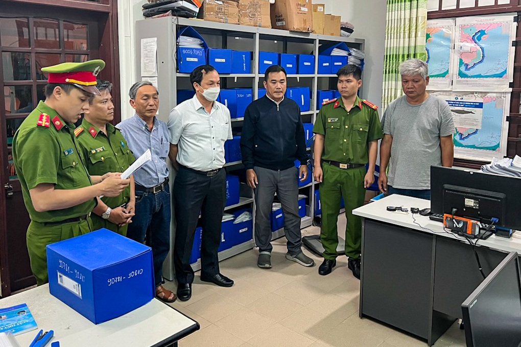 Tạm giữ 4 người liên quan sai phạm trong đăng kiểm tàu cá - 1 Tạm giữ 4 người liên quan sai phạm trong đăng kiểm tàu cá - 1
