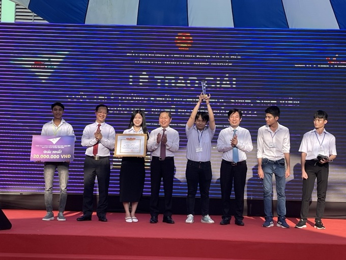 Thứ trưởng Lê Tấn Dũng trao giải cho nhóm tác giải đạt giải Nhất tại Cuộc thi Startup Kite 2022.