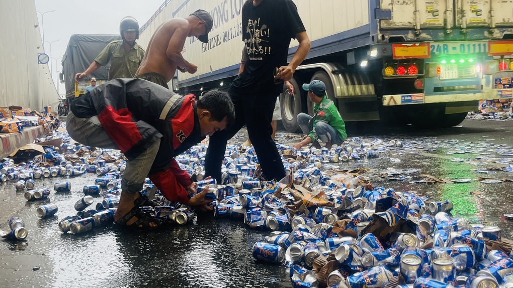 Người dân nhặt hàng nghìn lon bia rơi xuống đường giúp tài xế - 1
