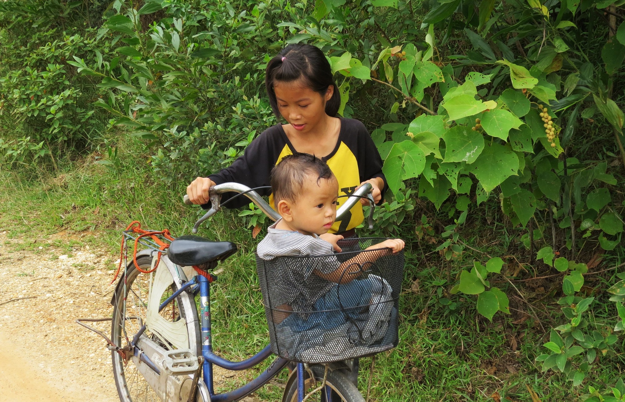 Nhói lòng cảnh cô bé 13 tuổi không cha thay mẹ chăm em - 9 Nhói lòng cảnh cô bé 13 tuổi không cha thay mẹ chăm em - 9