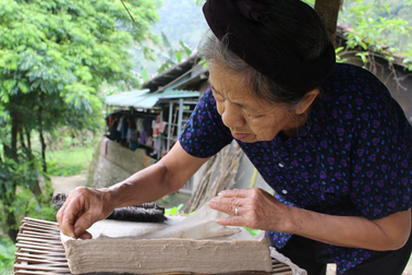 Độc đáo nghề làm giấy bản thủ công ở Cao Bằng