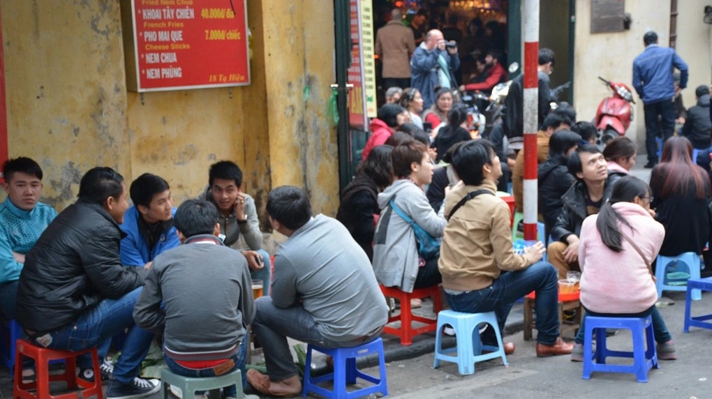 Khách Tây thích thú với văn hóa uống bia vỉa hè của người Việt - 3 Khách Tây thích thú với văn hóa uống bia vỉa hè của người Việt - 3