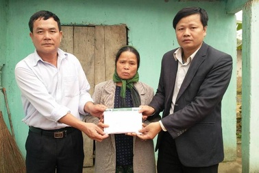 Trao hơn 21 triệu đồng cho “người đàn bà cùng khổ”