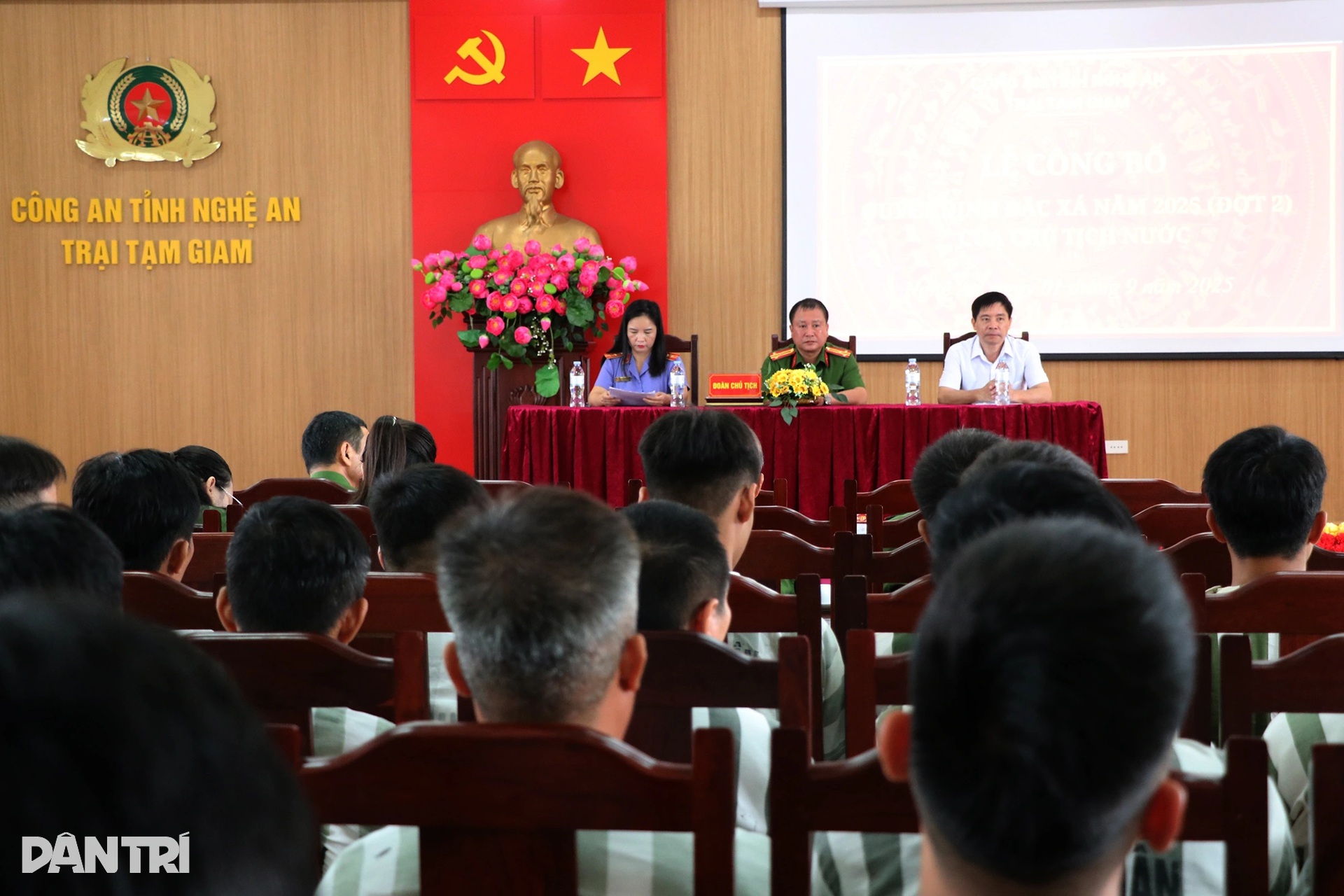 Cái ôm của chàng sinh viên sa chân vào vòng lao lý ngày được đặc xá - 1