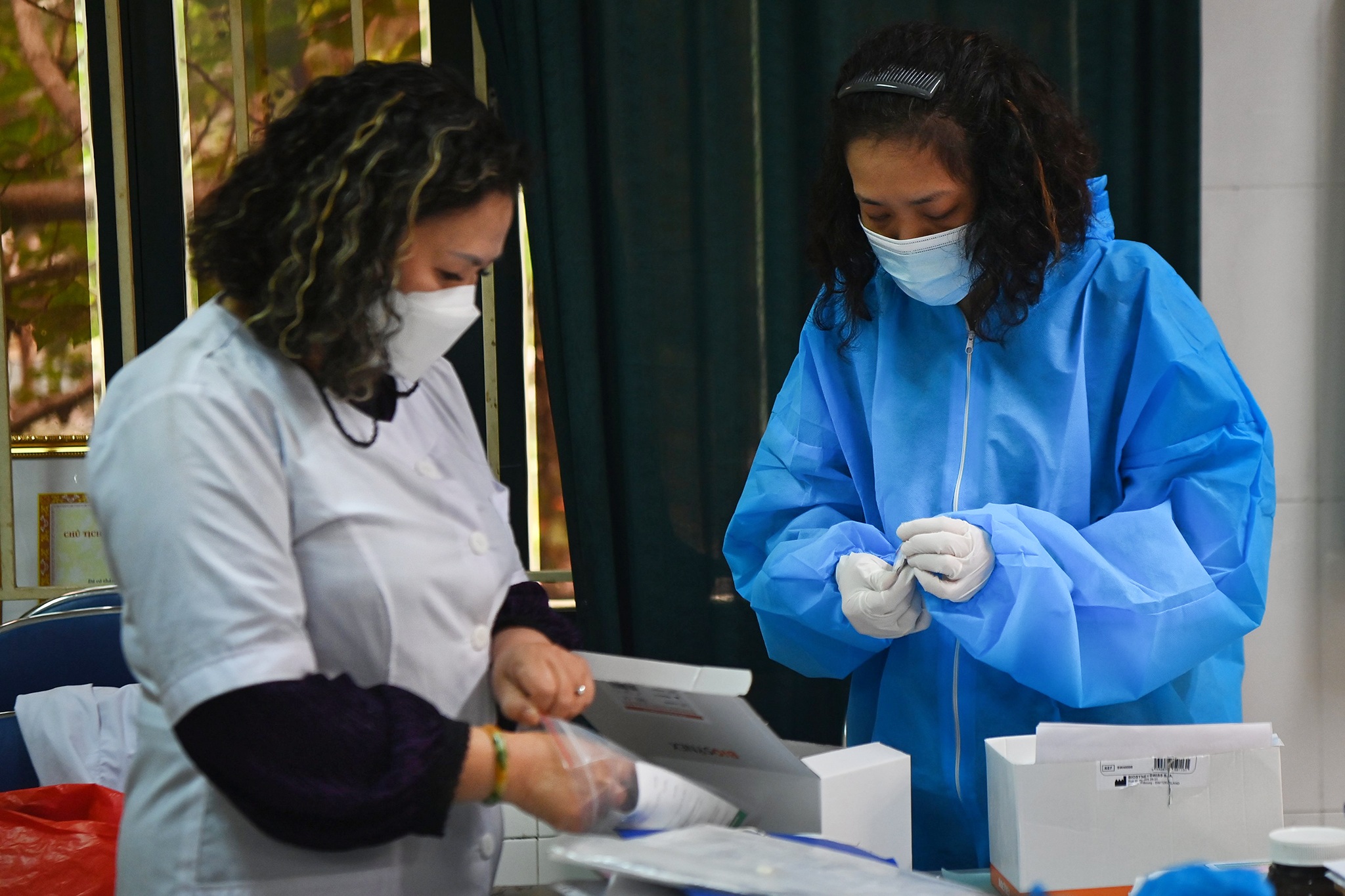 Hà Nội: Tổ vaccine lưu động đi từng nhà tiêm cho đối tượng nguy cơ cao - 6 Hà Nội: Tổ vaccine lưu động đi từng nhà tiêm cho đối tượng nguy cơ cao - 6