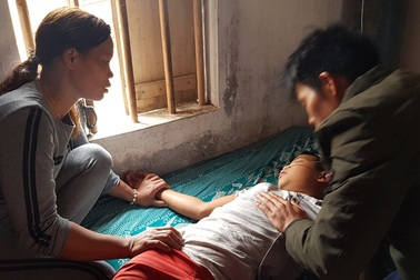 Người mẹ nghèo quặn thắt nhìn con trai chết dần trong căn nhà tàn