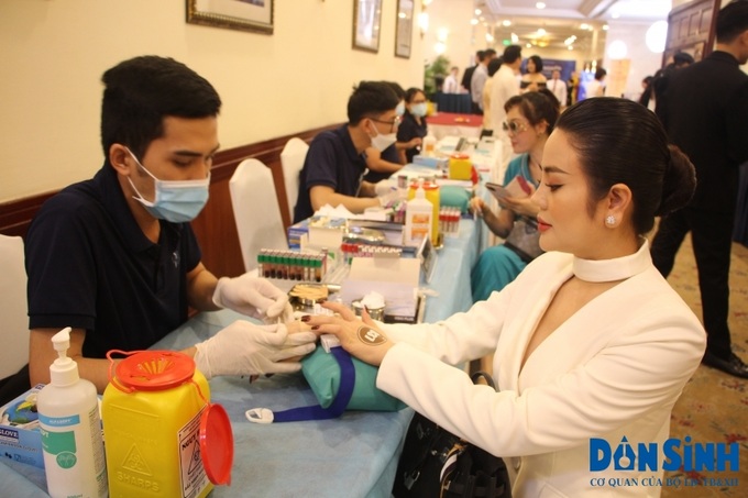 Khách tham dự toạ đàm được xét nghiệm máu 14 chỉ số quan trọng phản ánh sức khỏe của cơ thể và đo huyết áp. 