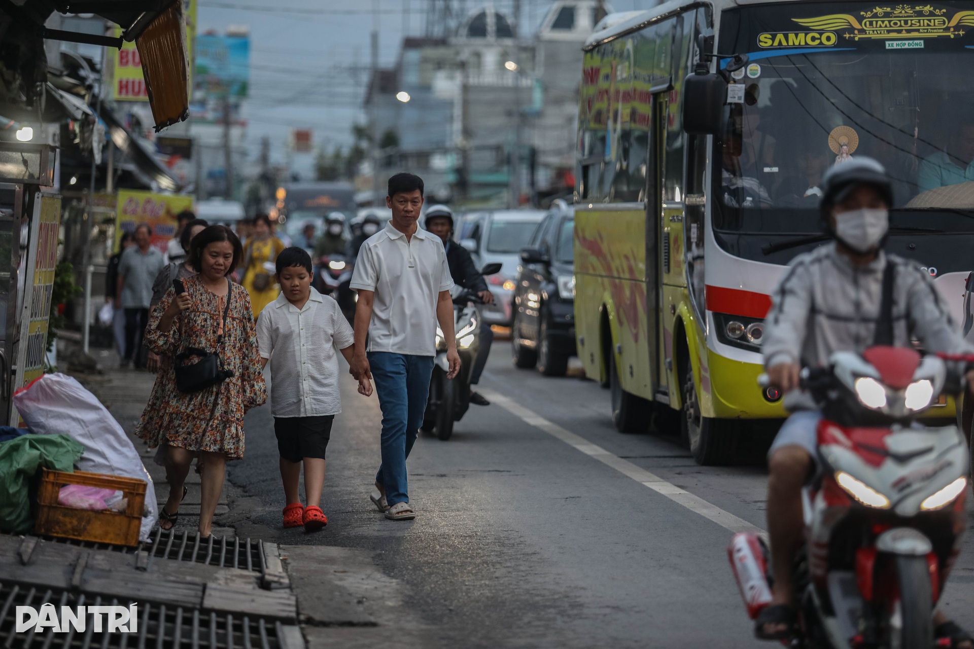 Phà Cát Lái kẹt cứng chiều cuối tuần, ô tô xếp hàng dài hơn 3km - 4 Phà Cát Lái kẹt cứng chiều cuối tuần, ô tô xếp hàng dài hơn 3km - 4