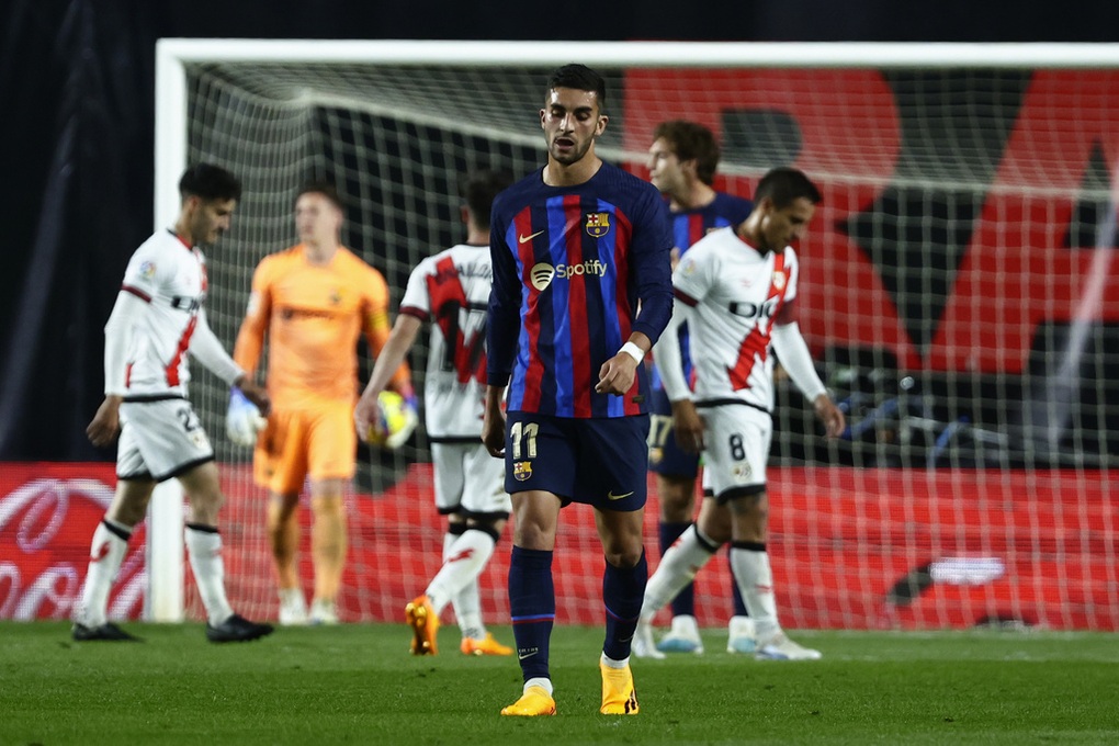 Barcelona thua sốc Vallecano, lỡ cơ hội bỏ xa Real Madrid - 1 Barcelona thua sốc Vallecano, lỡ cơ hội bỏ xa Real Madrid - 1
