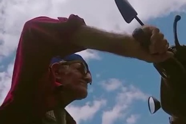 Chết cười cụ già với cách thể hiện niềm đam mê tốc độ