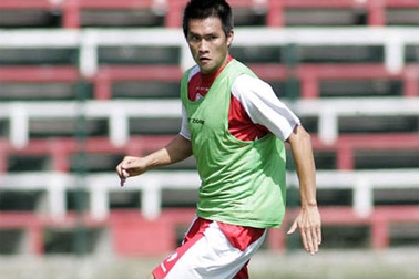 Công Vinh dính chấn thương đầu gối trong một buổi tập