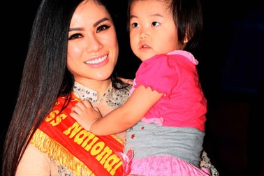 Hoa hậu Victoria Phương Nguyễn về Việt Nam làm thiện nguyện