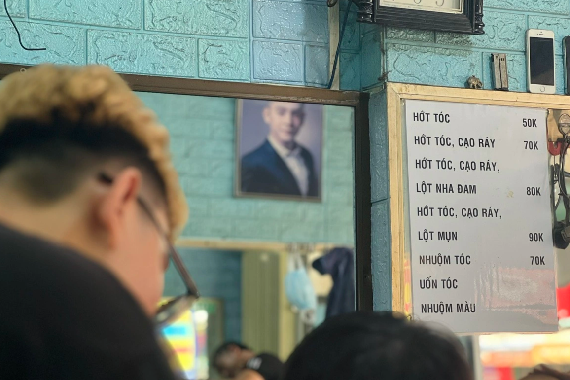 កម្មការិនីកាន់ក្បាលបុរសម្នាក់ទៀតយំ ពេលអនុប្រធានស្រែកថា៖ កាត់វាចោល! - ២ Thợ nắm đầu người khác phát khóc khi Phó giám đốc hô lớn: Cắt cụt lên! - 2