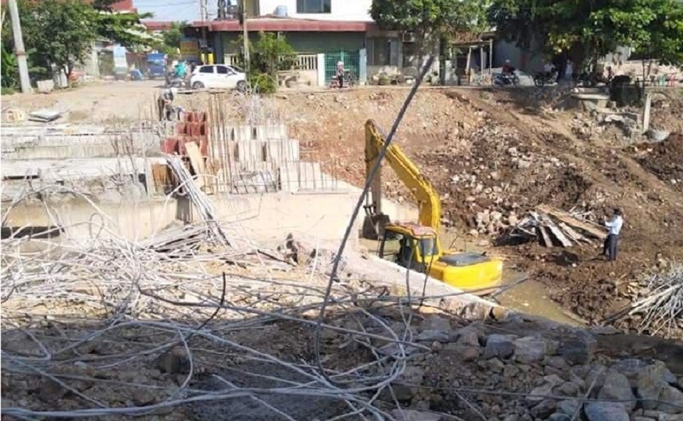 Sập giàn giáo thi công cầu, bê tông cốt thép bít kín lòng sông - 2 Sập giàn giáo thi công cầu, bê tông cốt thép bít kín lòng sông - 2