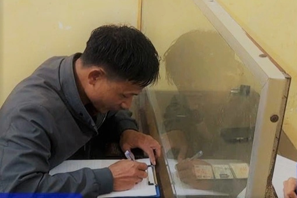 Xử phạt tài xế ô tô ở Ninh Bình đi chiếm đường của làn xe ngược chiều - 1