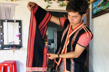 Thầy giáo trẻ "giữ lửa" nghề dệt thổ cẩm của người Bahnar