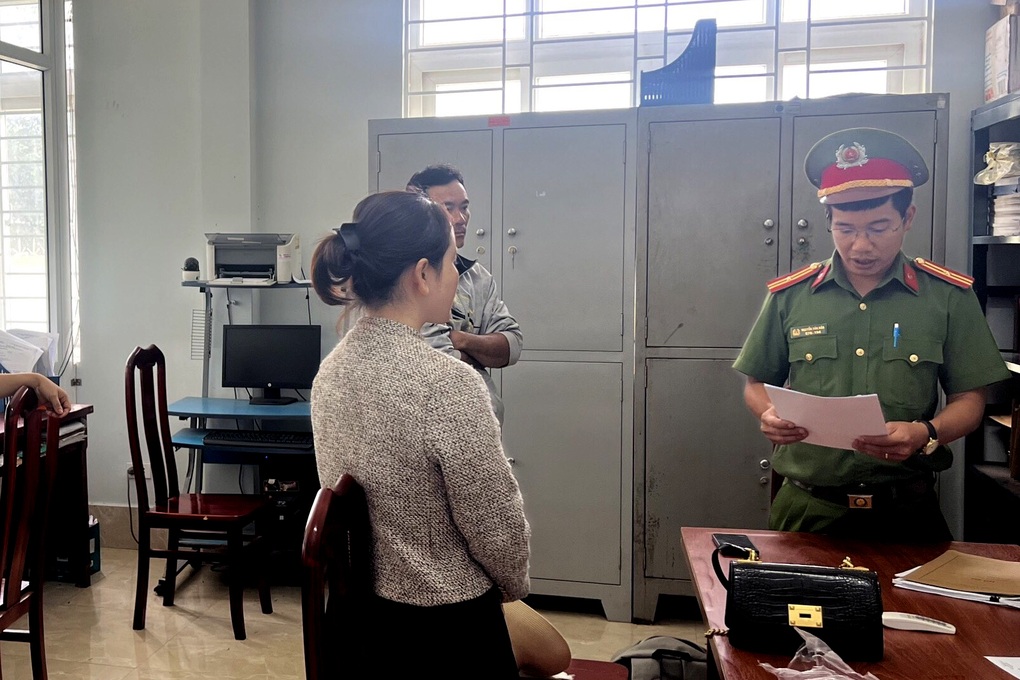 Mạo danh nhân viên ngân hàng để chiếm đoạt hơn 2 tỷ đồng - 1 Mạo danh nhân viên ngân hàng để chiếm đoạt hơn 2 tỷ đồng - 1