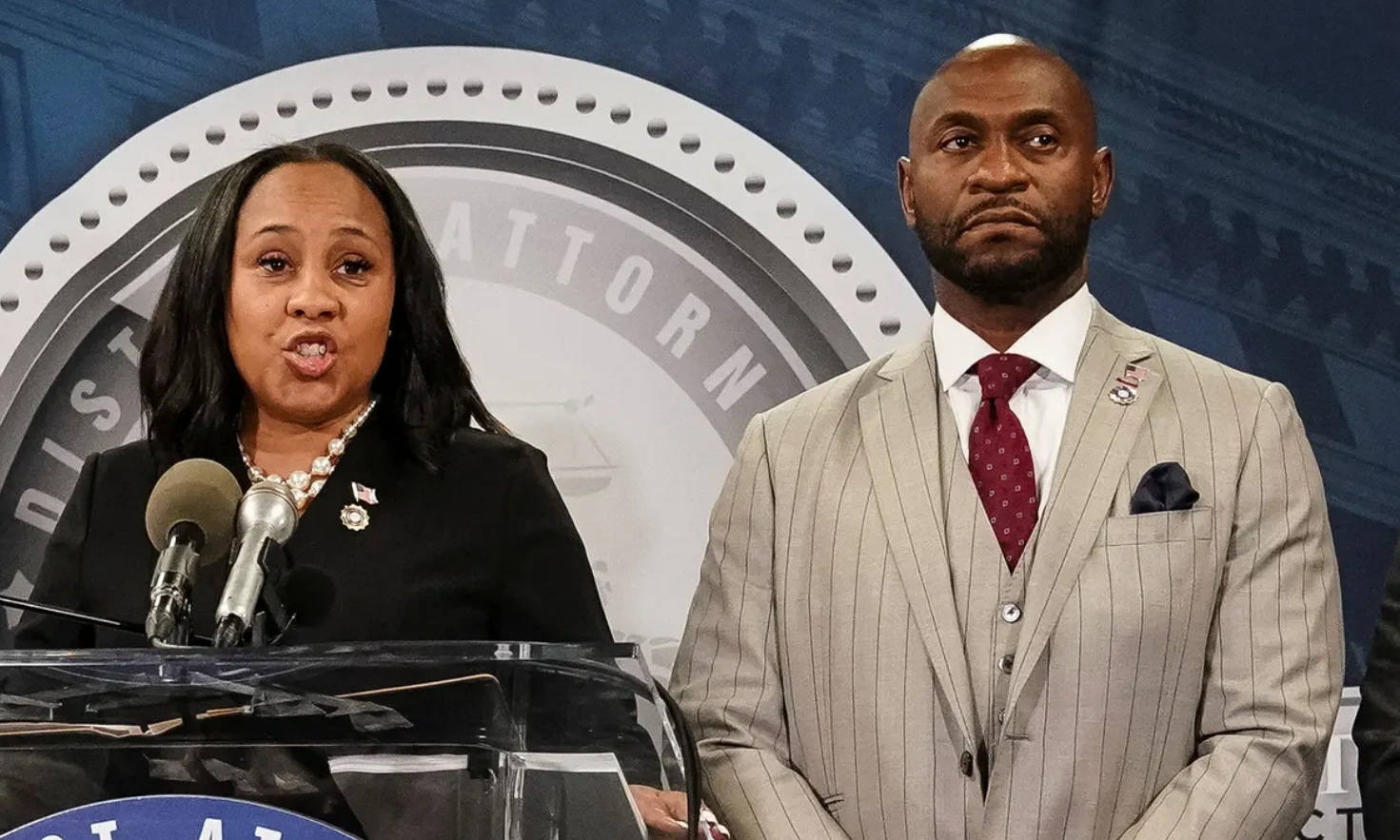 ពាក្យចចាមអារ៉ាមស្នេហាការិយាល័យរារាំងការកាត់ទោសរបស់លោក Trump - ១ Tin đồn tình công sở ngáng đường vụ truy tố ông Trump - 1