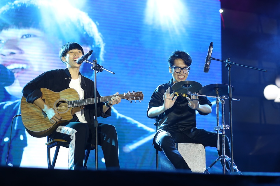 Vừa đàn vừa hát, nam sinh Quảng Bình đăng quang ngôi Quán quân Học bổng Tài năng ĐH FPT - 5