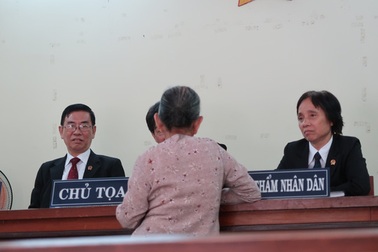 Bi hài người già đi kiện