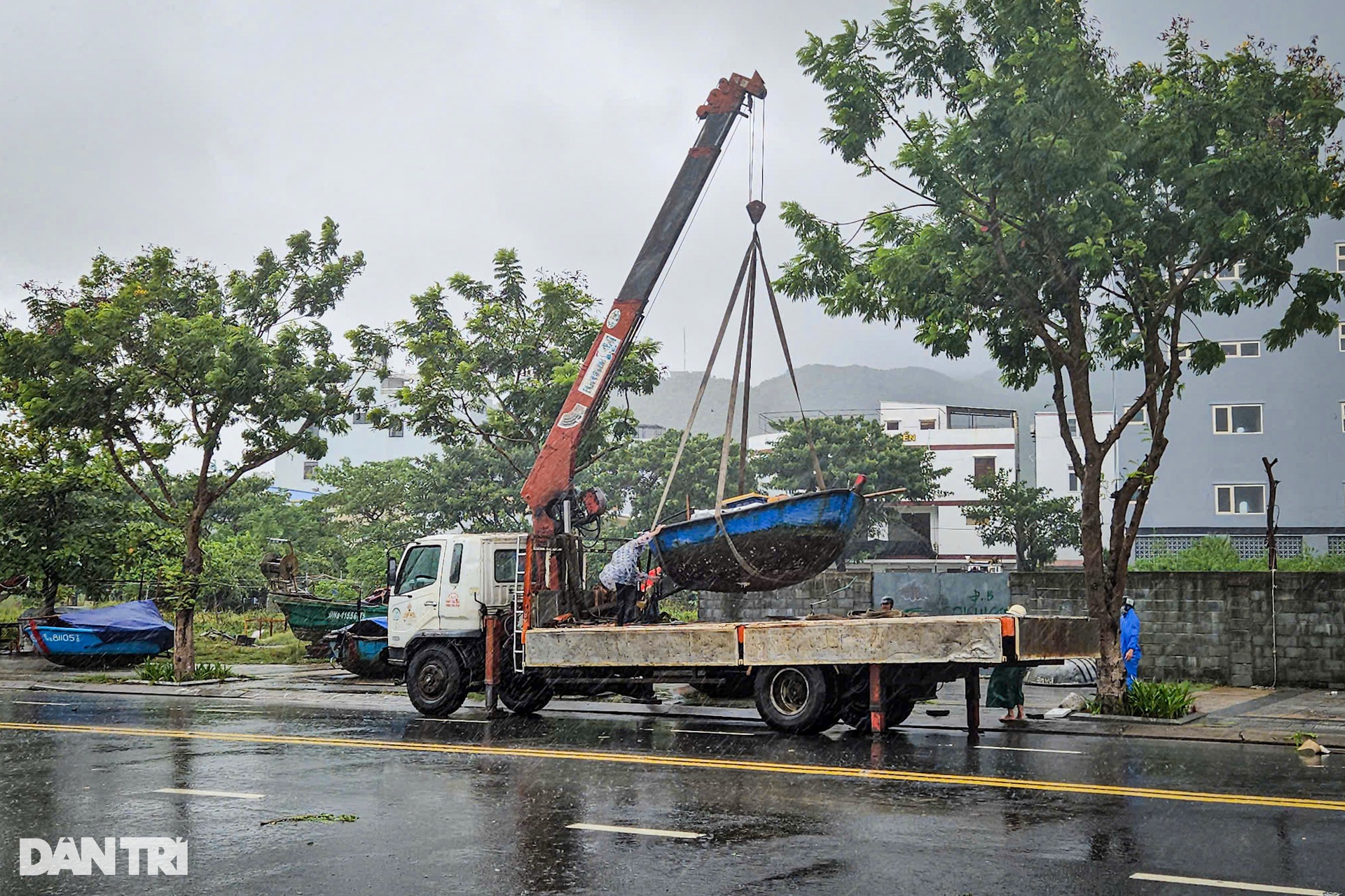 Ngư dân Đà Nẵng chi tiền triệu thuê xe cẩu thuyền lên bờ tránh bão - 1