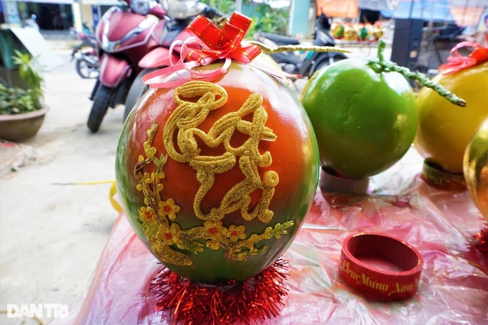 Dừa dát vàng 24k in hình linh vật hổ, hàng độc chơi Tết, đại gia săn lùng - 4