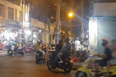 Hàng quán hoạt động nhộn nhịp trong mùa dịch