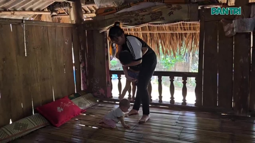 Hai con nhỏ mắc bệnh hiểm, mẹ khóc nghẹn vì không còn tiền cứu chữa
