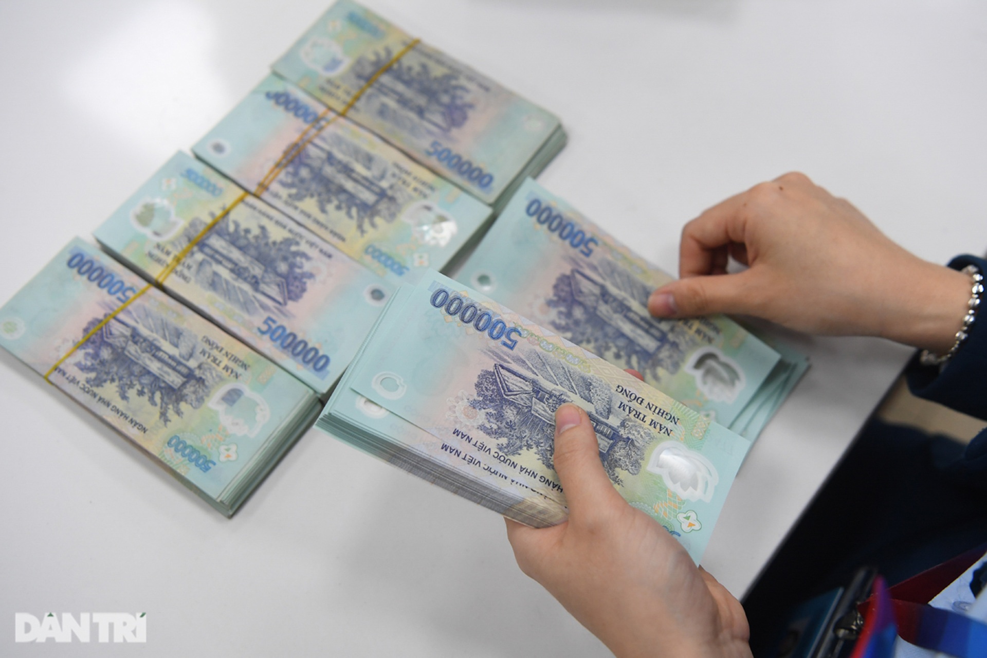 Tranh luận việc tăng lương cơ sở, người thêm nhiều, người được ít - 1 Tranh luận việc tăng lương cơ sở, người thêm nhiều, người được ít - 1