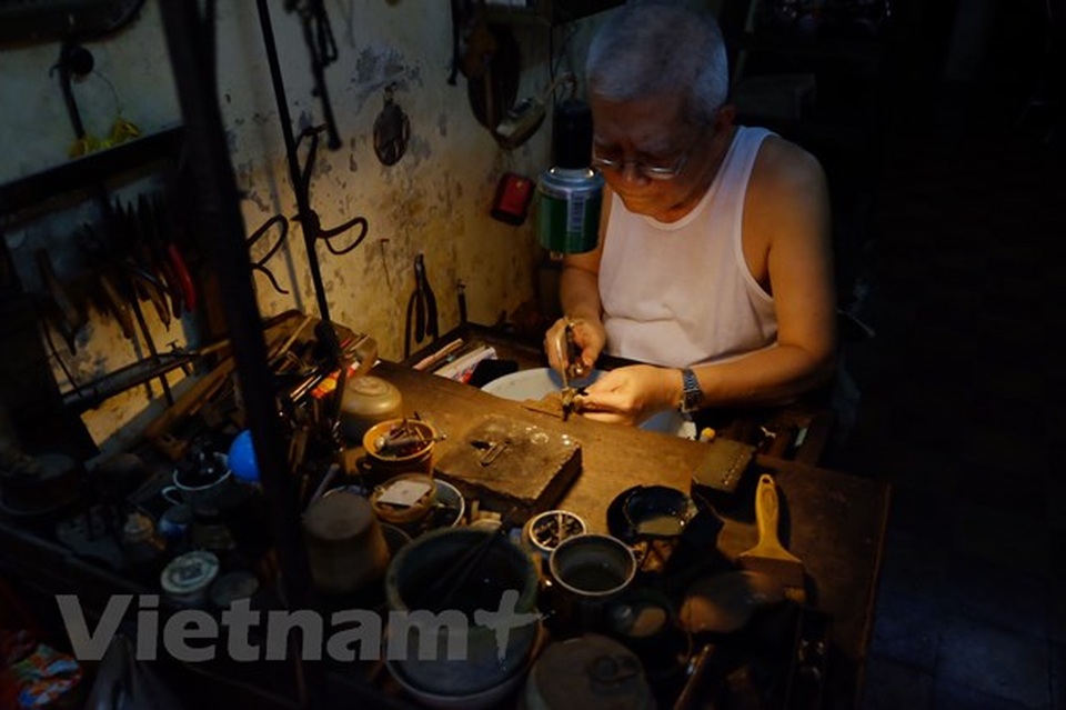 Người lưu giữ nghề chạm bạc truyền thống giữa lòng Hà Nội - 1 Người lưu giữ nghề chạm bạc truyền thống giữa lòng Hà Nội - 1