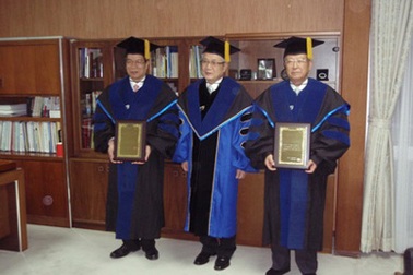 Hiệu trưởng ĐH Việt Nam nhận bằng Tiến sĩ danh dự của Nhật