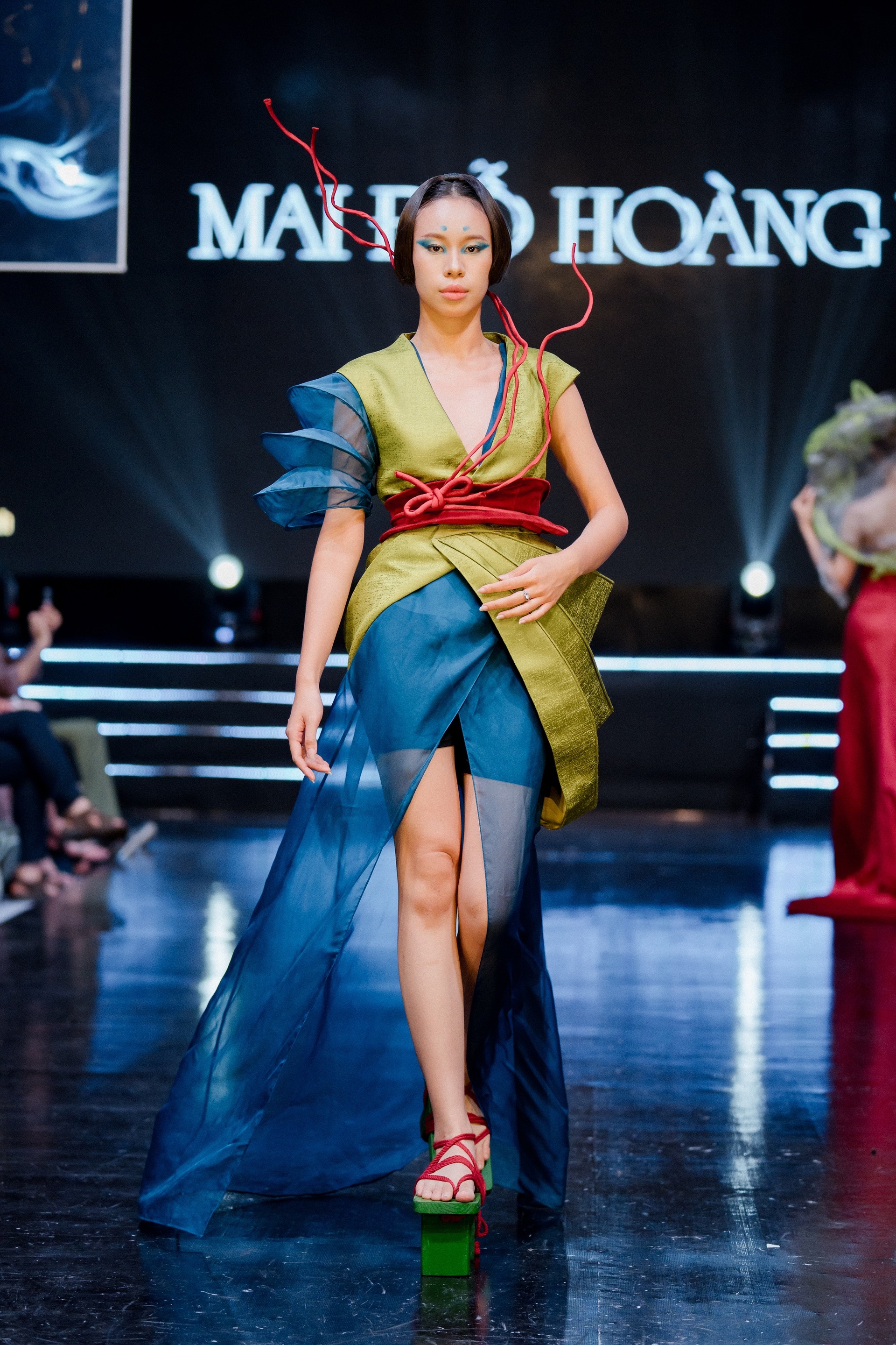 Bữa tiệc thời trang mãn nhãn của sinh viên Đại học Kiến trúc Hà Nội - 11 Bữa tiệc thời trang mãn nhãn của sinh viên Đại học Kiến trúc Hà Nội - 11