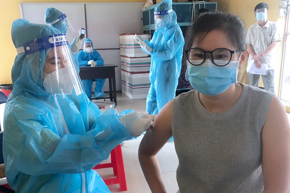Bình Dương: Người dân đã tiêm vắc xin trên 14 ngày được phép ra đường - 1 Bình Dương: Người dân đã tiêm vắc xin trên 14 ngày được phép ra đường - 1