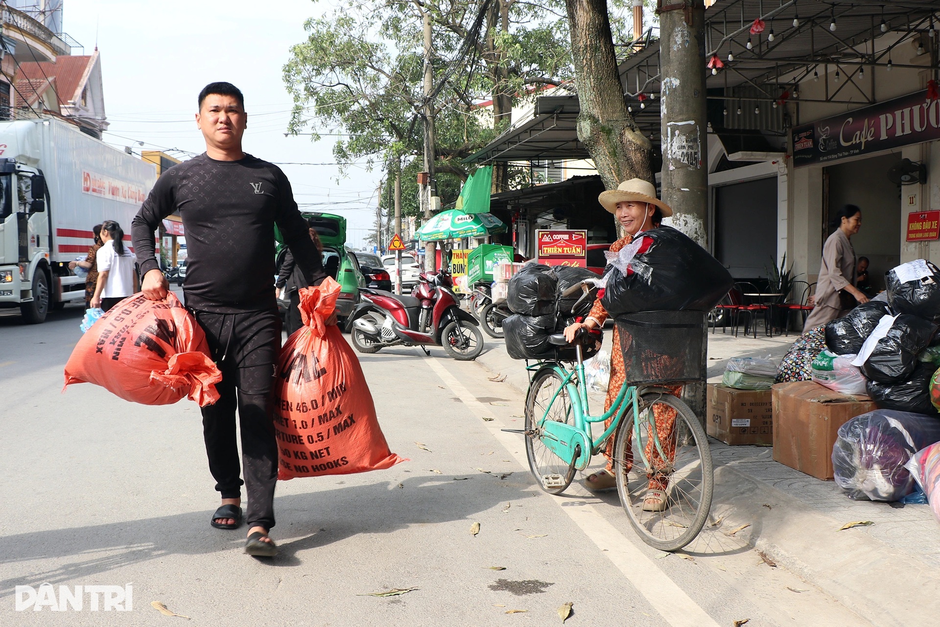 Tiểu thương đóng cửa hàng, bệnh nhân ung thư quên mệt cứu trợ vùng lũ - 3