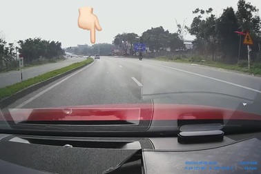 Tài xế ô tô và tình huống vượt đèn đỏ kiểu "khôn lỏi"