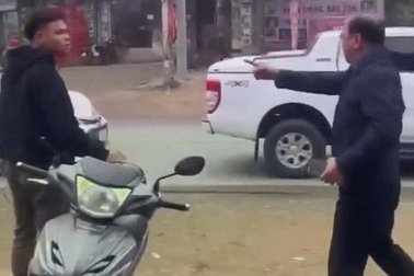 Gây tai nạn, tài xế ô tô ở Hà Nội đánh người