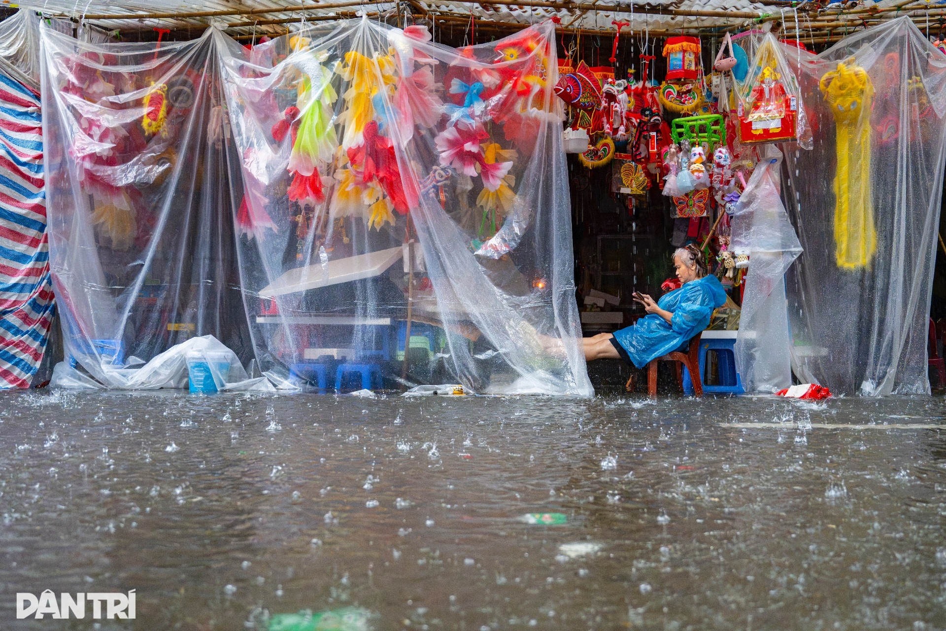 Nhiều tuyến phố cổ Hà Nội ngập sâu chưa từng thấy - 5 Nhiều tuyến phố cổ Hà Nội ngập sâu chưa từng thấy - 5