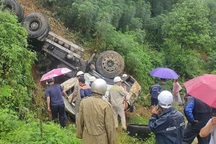 Lào Cai: Xe tải chở máy xúc lao xuống vực sâu, 3 người thương vong