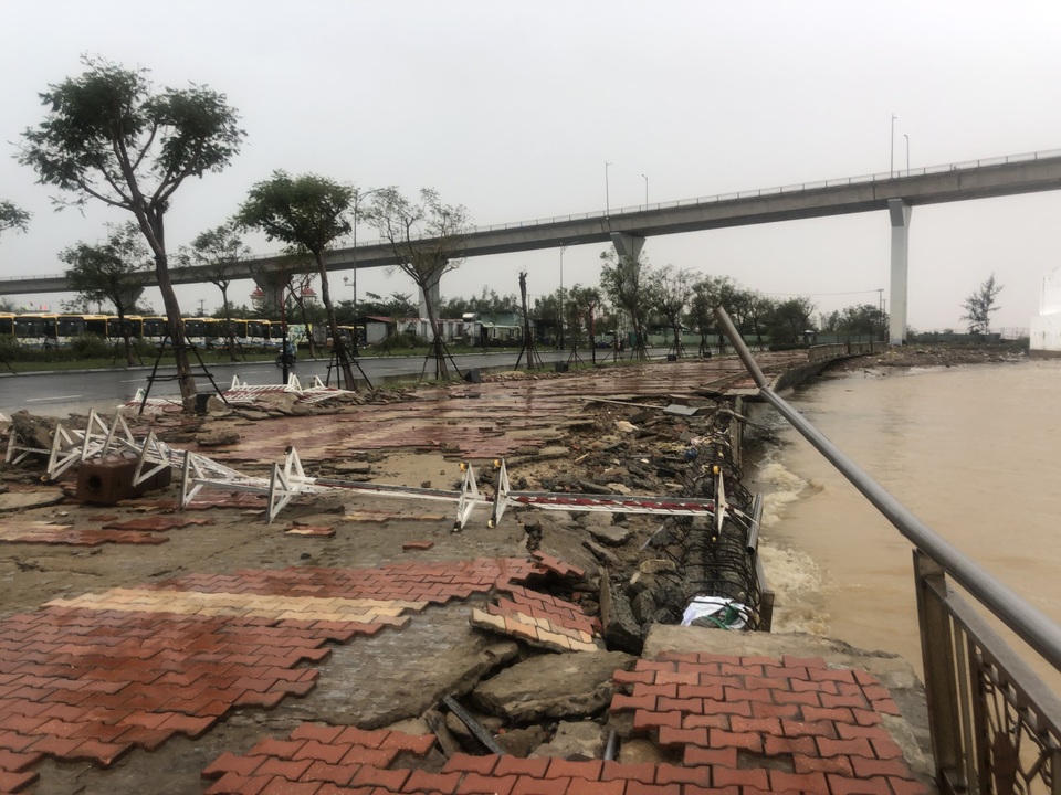 Đà Nẵng: Lần đầu có cảnh nước sông Hàn dâng cao, tràn lên đường - 10 Đà Nẵng: Lần đầu có cảnh nước sông Hàn dâng cao, tràn lên đường - 10