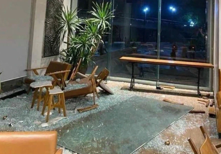 Tấm kính rơi vào người nữ bác sĩ: Lỗi ở đâu? - 1 Tấm kính rơi vào người nữ bác sĩ: Lỗi ở đâu? - 1