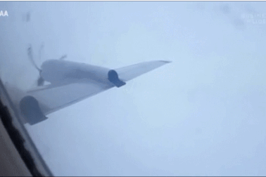 Cùng xem nhóm phi công bay thẳng vào cơn cuồng phong Harvey