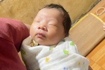 Bé gái sơ sinh bị bỏ rơi kèm lá thư ở TPHCM