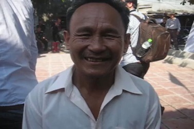 Cử tri và Chủ tịch Ủy ban bầu cử tỉnh Quảng Nam trao đổi với PV về công tác bầu cử tại Cù Lao Chàm