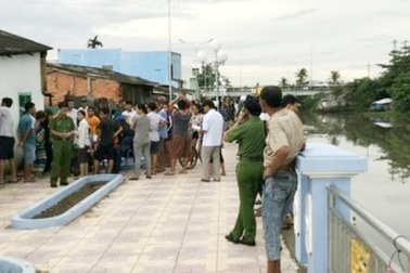 Phát hiện 2 bé trai tử vong dưới kênh