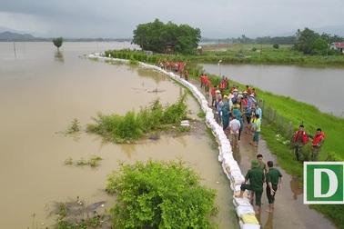 Hà Nội: Hàng trăm bộ đội đắp bao cát bảo vệ đê ở Chương Mỹ